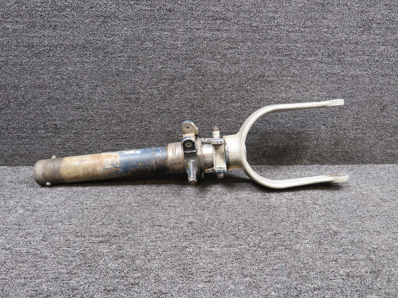 0442504-3 (Cast: 442503-497) Cessna 150H Nose Landing Gear Strut Assembly