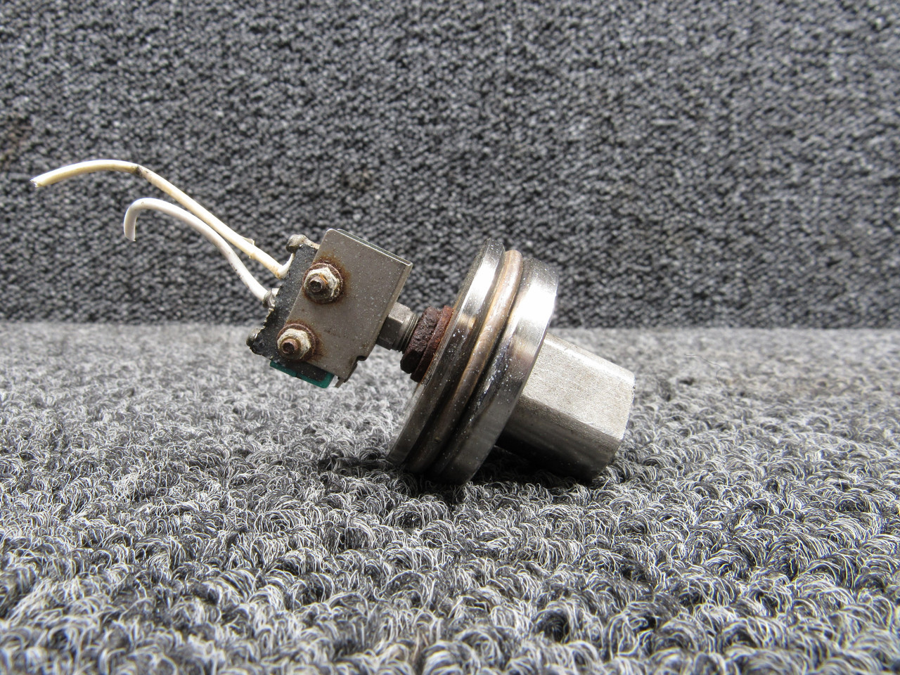 atnuj1992ページ 717-6049-2 (Alt: 1106P55) UTC Aerospace De-Ice Switch For Sale