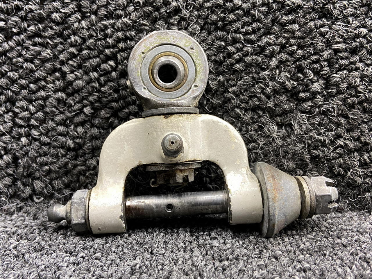 35-825007, 50-820130-8 Beechcraft A36 Nose Gear Steering Yoke Assembly