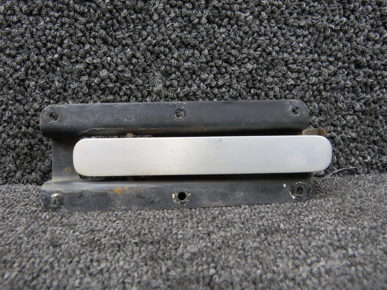 22641-002, 30580-000 Piper PA-31T Forward Baggage Door Handle and Bracket