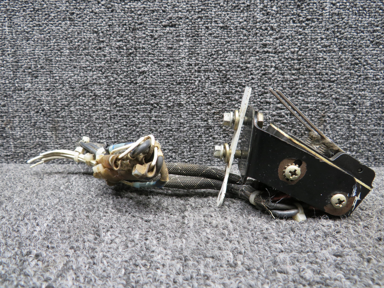 67753-000, BZ-2RW8055517-A2 Piper PA34-220T Squat Switch Bracket