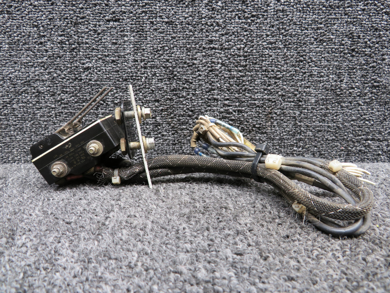 67753-000, BZ-2RW8055517-A2 Piper PA34-220T Squat Switch Bracket w Switches LH