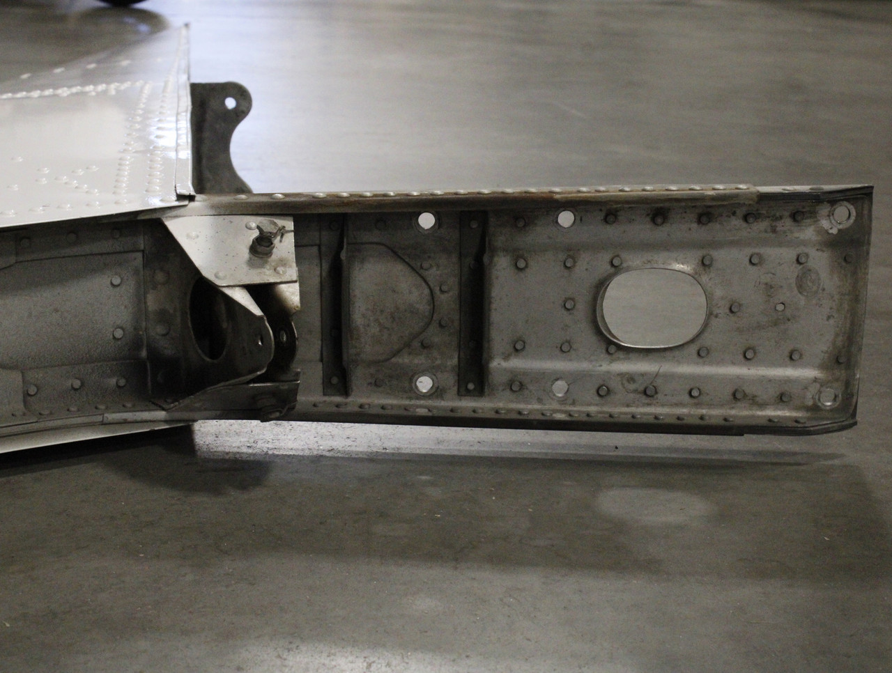 はりページ 0831002-204 Cessna 310L Vertical Stabilizer Assembly for Sale