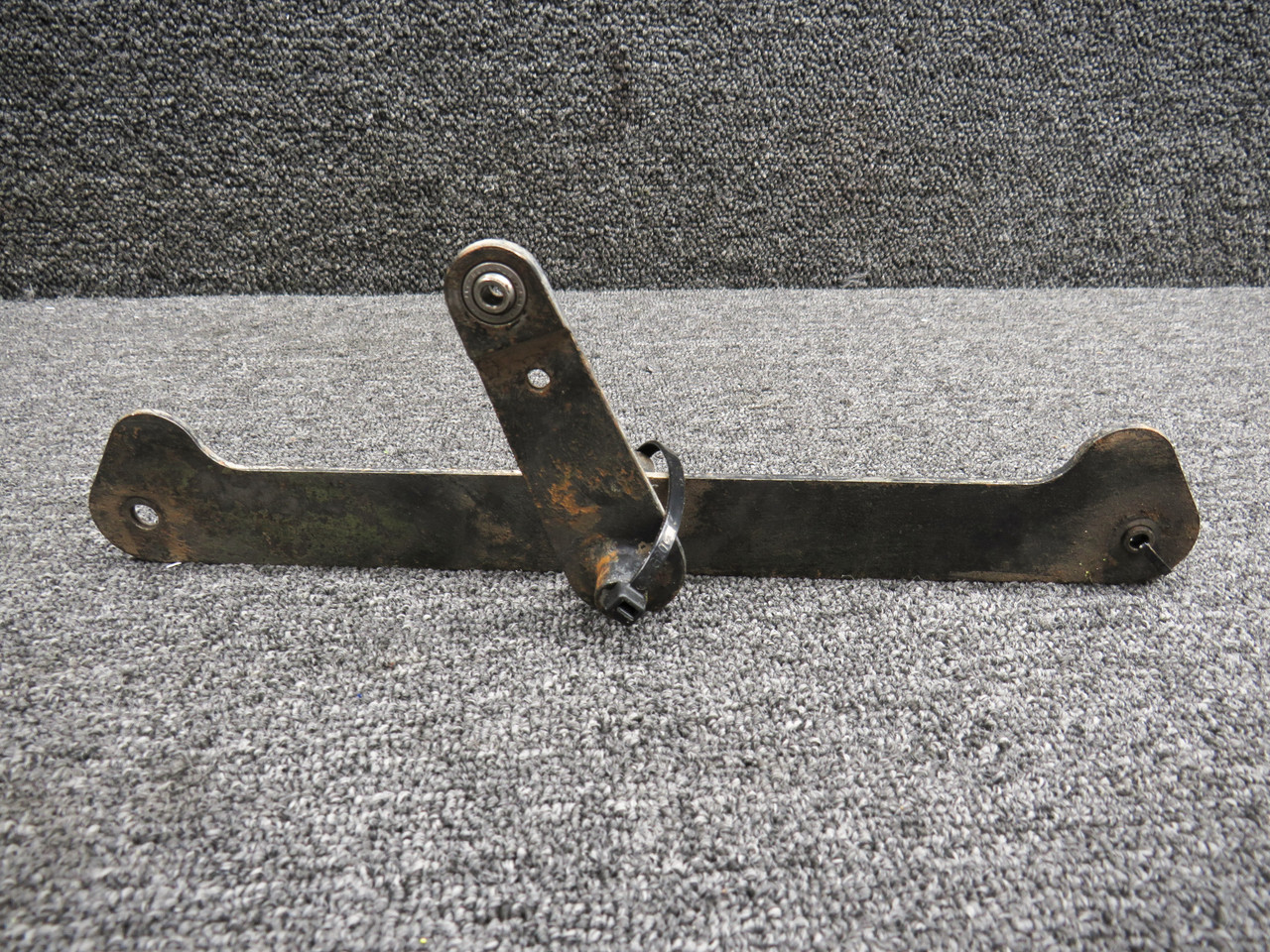 320ページ(1/2) 35473-000 Piper PA28-151 LH Aileron Bellcrank Assembly