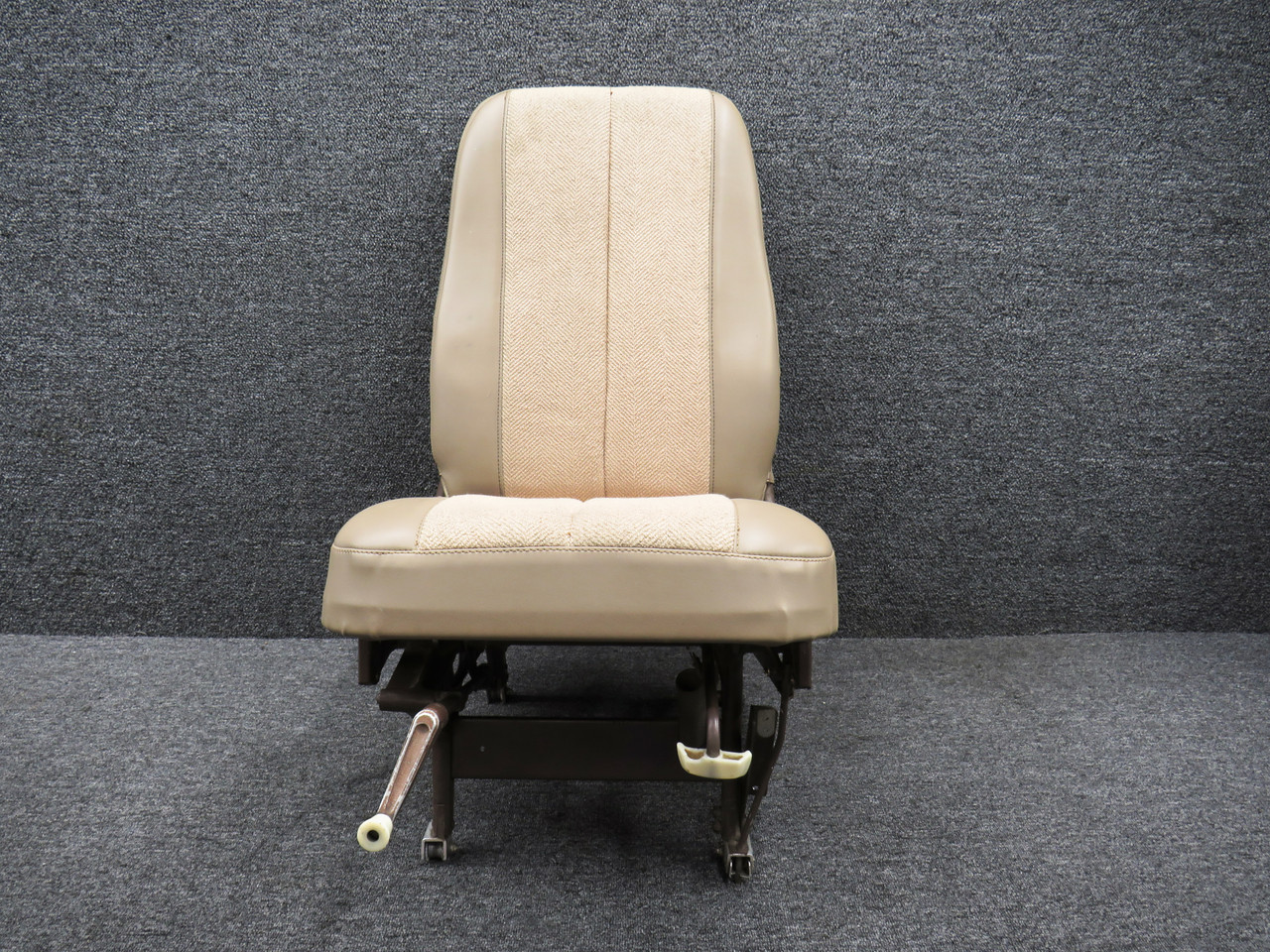 pourtoi79ページ 0714025-17 Cessna T207 Forward Infinite Adjust Seat Assembly LH