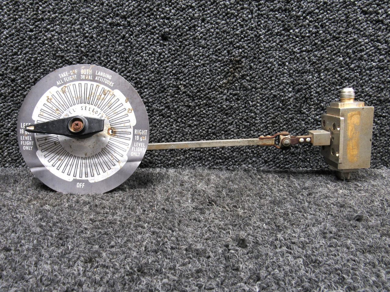 s5120ページ 0513120-200 Cessna 172M Fuel Selector Valve Assembly For Sale