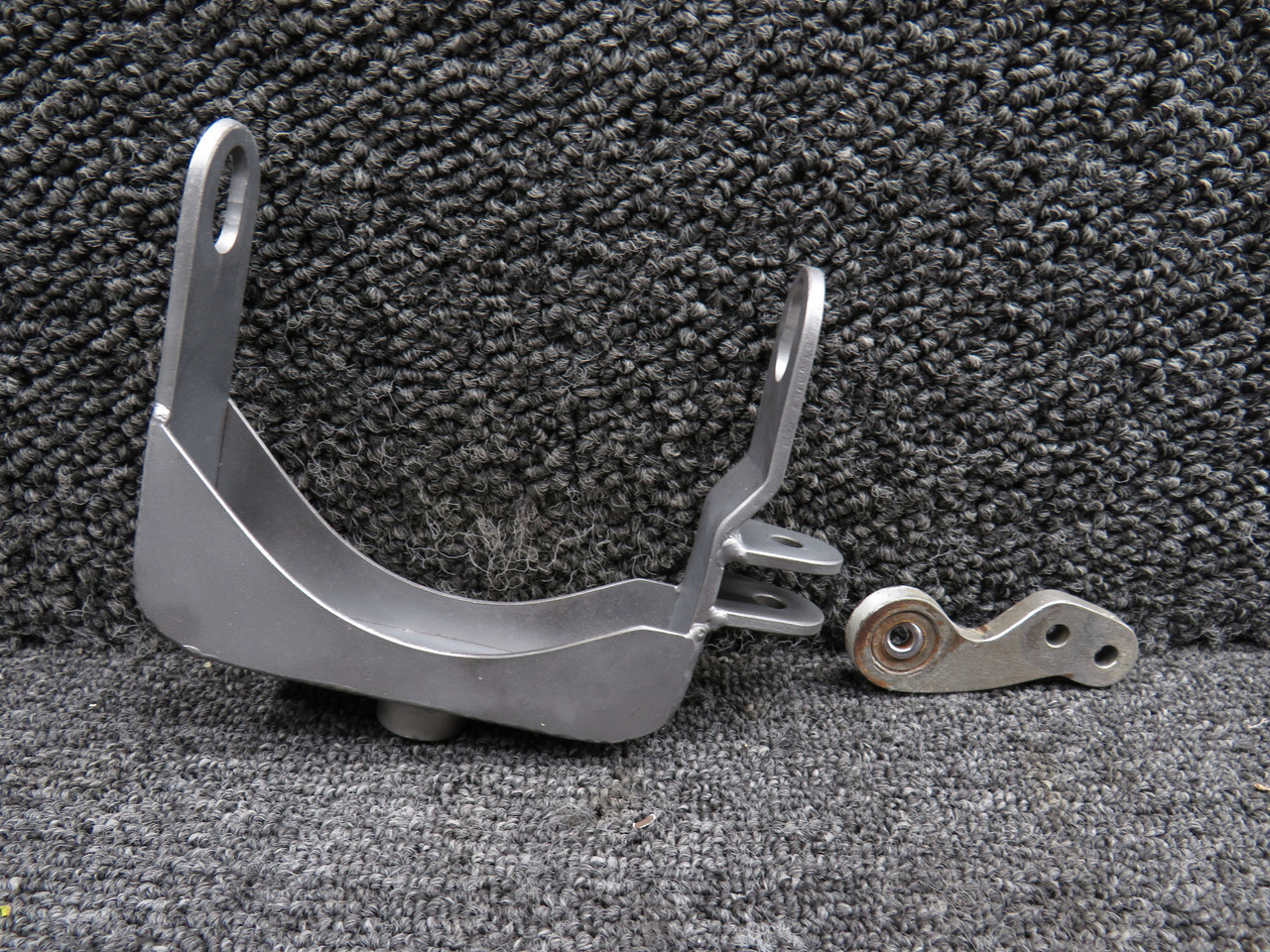 TNページ 2243017-1 Cessna TR182 Nose Gear Bellcrank For Sale
