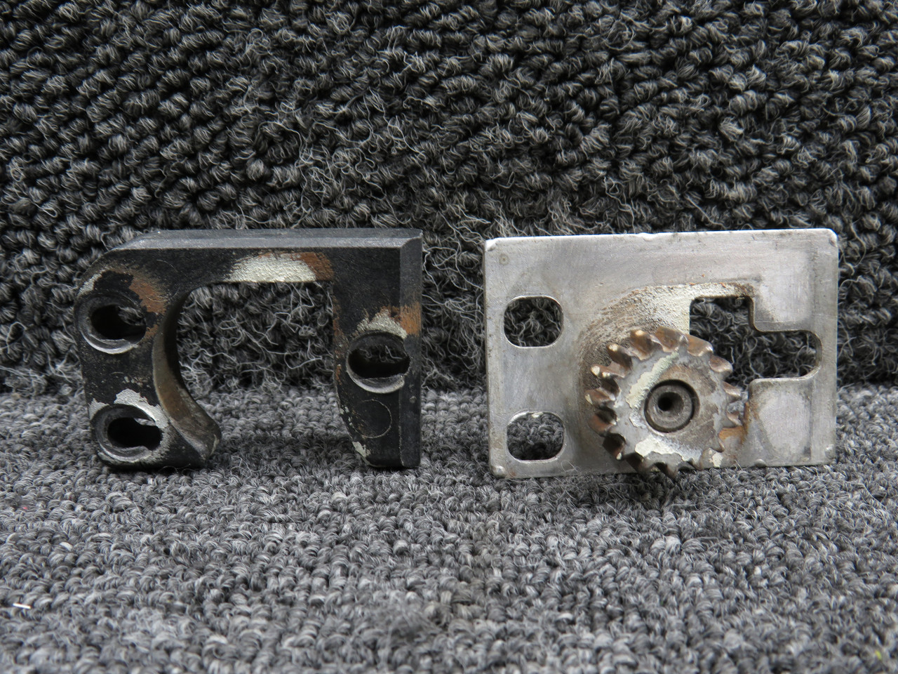 エアレジ 0711694-27 (Alt: 0711694-25) Cessna TR182 LH Cabin Door Clutch