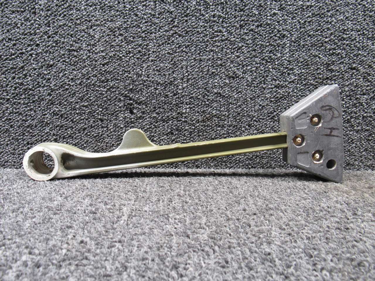 1532009-204, 1532033-1 Cessna P337 Elevator Actuating Arm Assembly