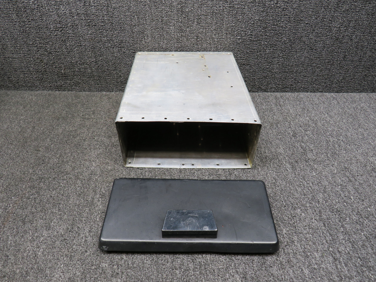米軍チョークトランス 0851781-25 Cessna 414 Glove Box Assembly For Sale