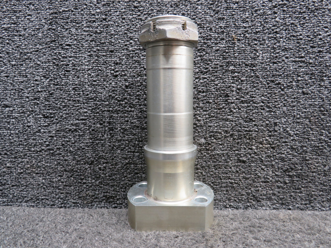 LA53321121 (Use: 2841100-17) Cessna LC41-550FG Main Gear Axle with