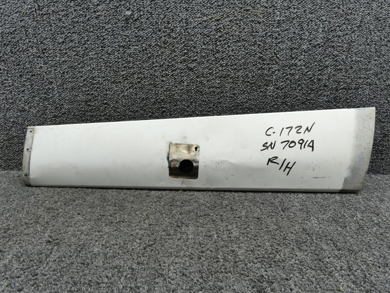 mrページ 0541193-8 Cessna 172N Main Landing Gear Fairing Assembly Right Hand