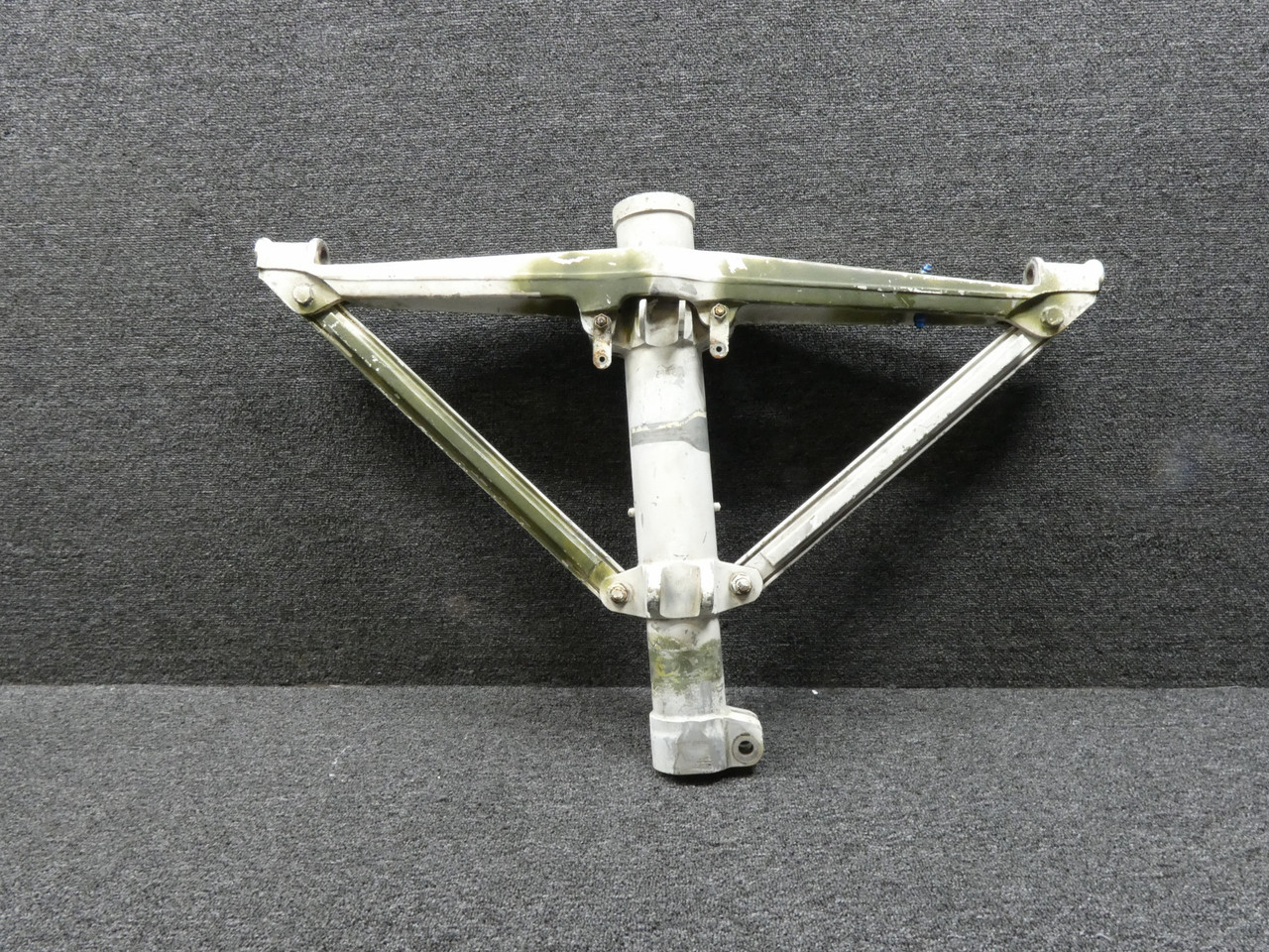 35-815192-23 Beechcraft B55 Upper Main Landing Trunnion Assy RH
