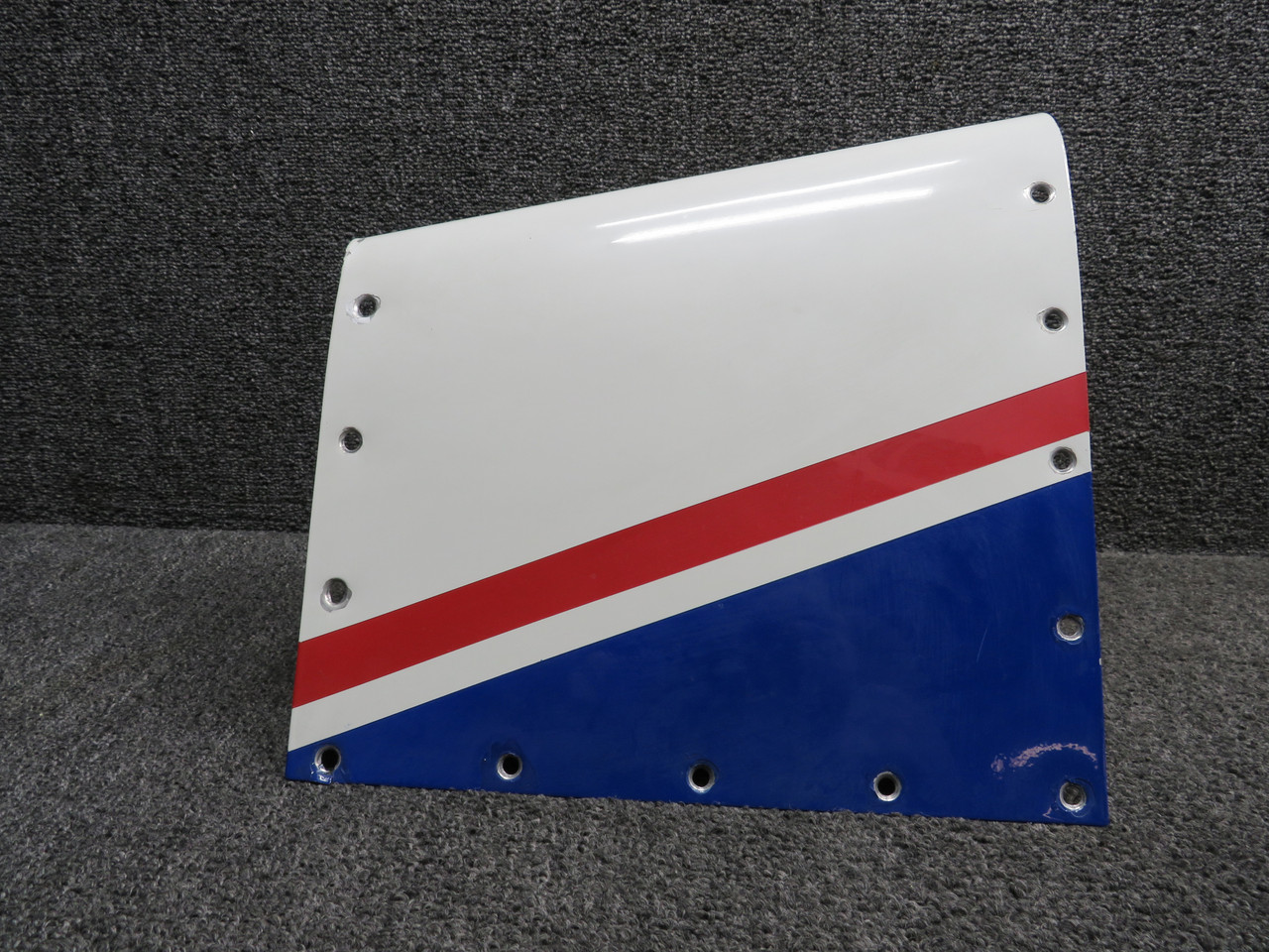 書 1111 1431000-26 Cessna T337G LH Vertical Fin Nose Cover