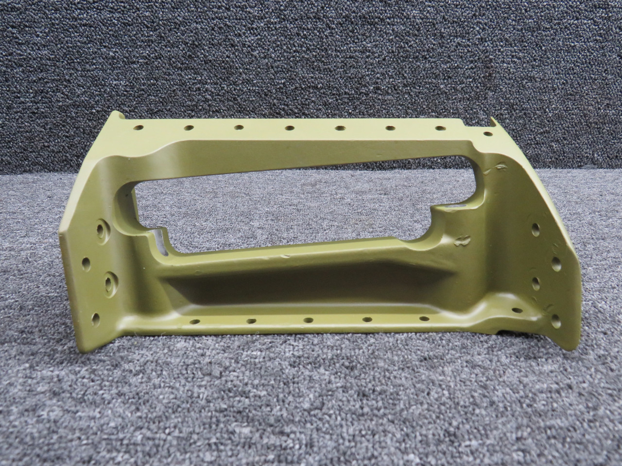 Cessna117出品　2個口 0741603-2 Cessna 182M RH Main Landing Gear Outboard Support (Zinc)