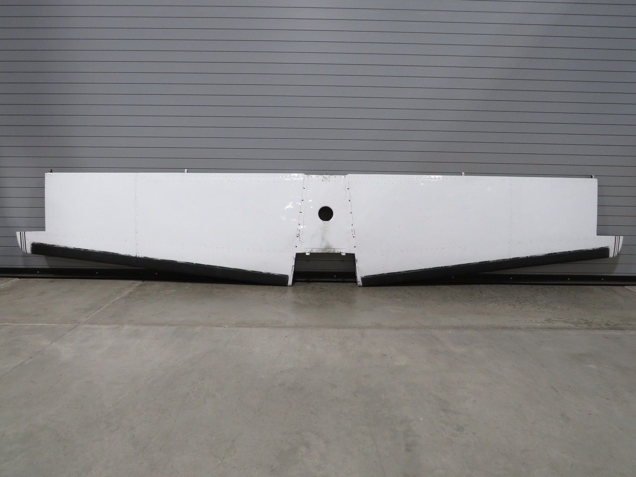 ®️ページ 1232600-9 (Use: 1232600-20) Cessna 210H Horizontal Stabilizer