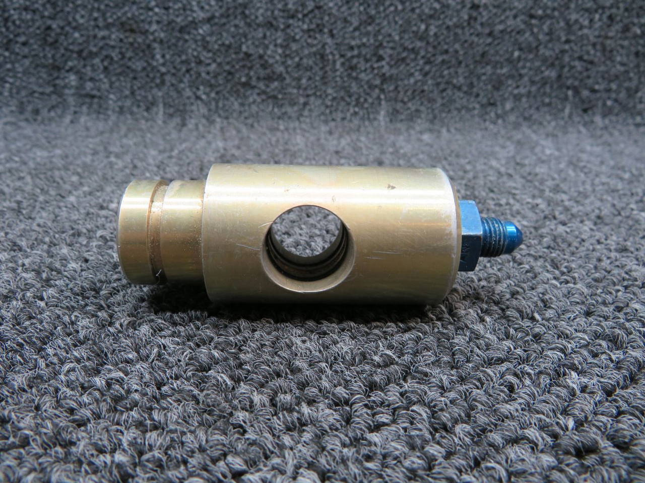 pourtoi79ページ 1241613-1 Cessna T210M Plug Main Landing Gear Line