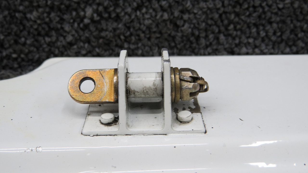 エアレジ 2043021-11 Cessna 177RG Aft Left Hand Nose Gear Door Assembly (White)
