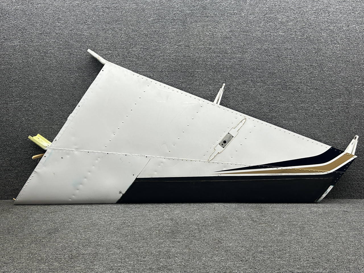アップヒーバル 96-640000-197 Beechcraft 58P Vertical Stabilizer Assembly (Minus Cap)