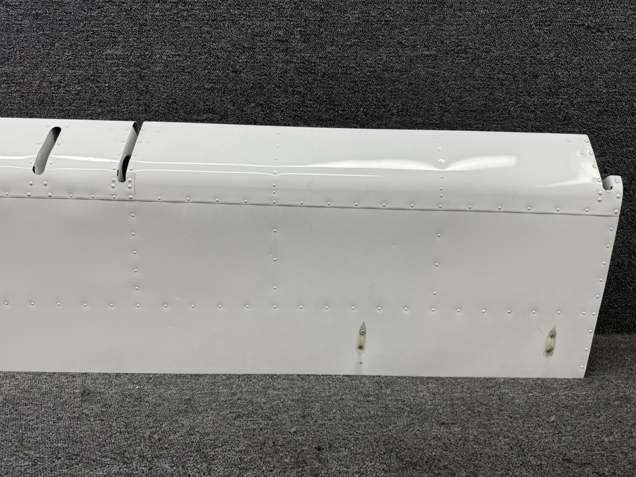 1221006-22 (Weu: 1221006-34) Cessna 177RG RH Aileron Assembly with