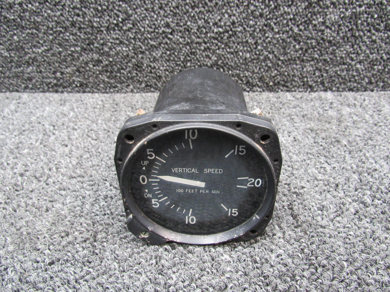 7000 (Use: C661080-0101) United Instruments Vertical Speed Indicator