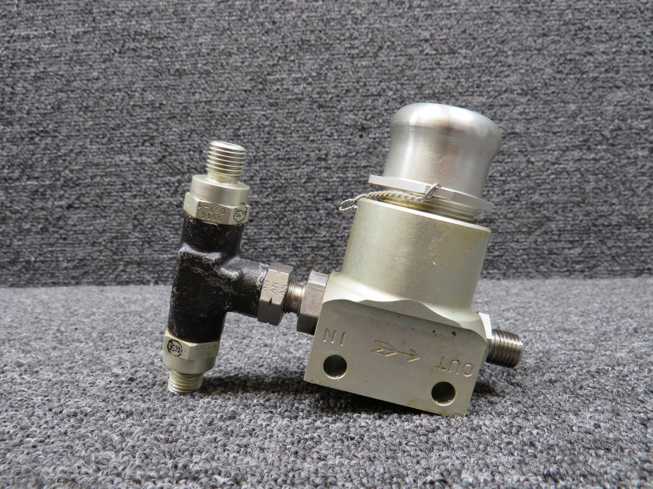 Cessna117出品　2個口 9914077-3 (Alt PN: 573770-04) Cessna Hydraulic Filter Housing with