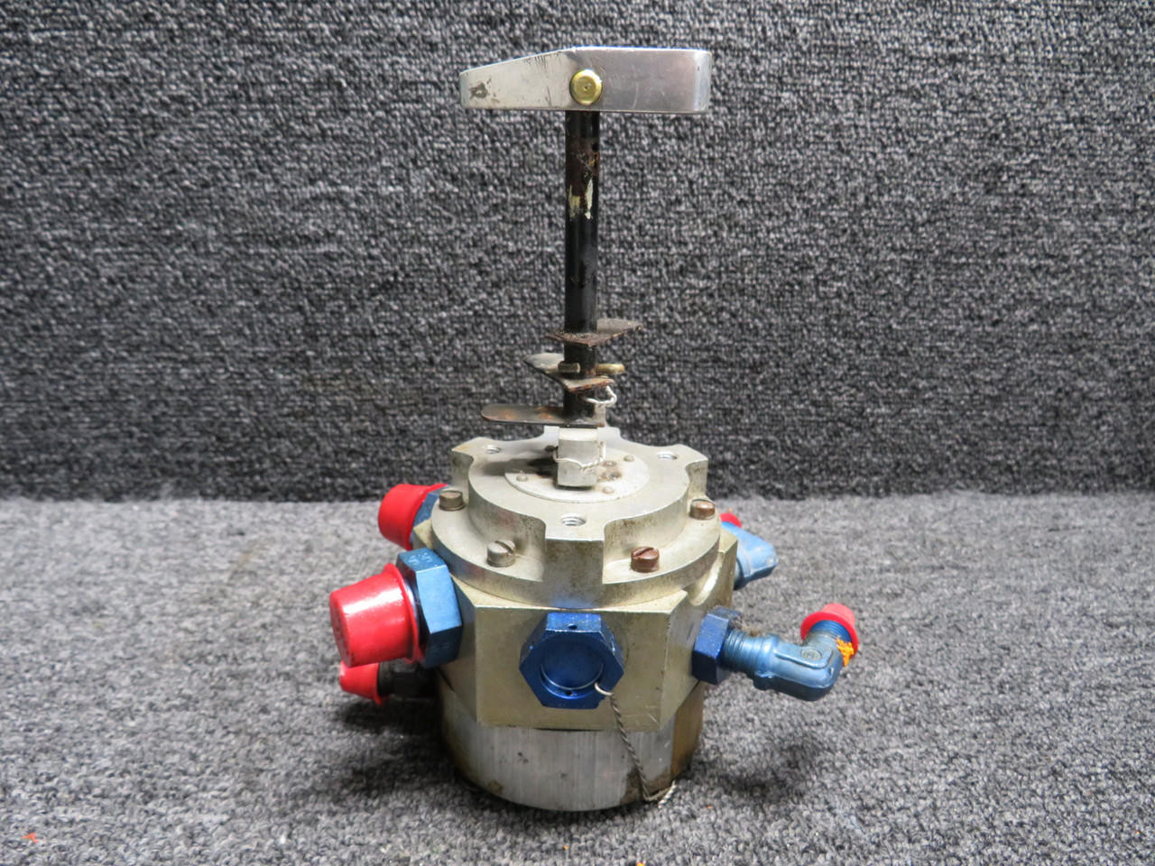 HE825-1 H and E Fuel Selector Valve with Shaft & Handle