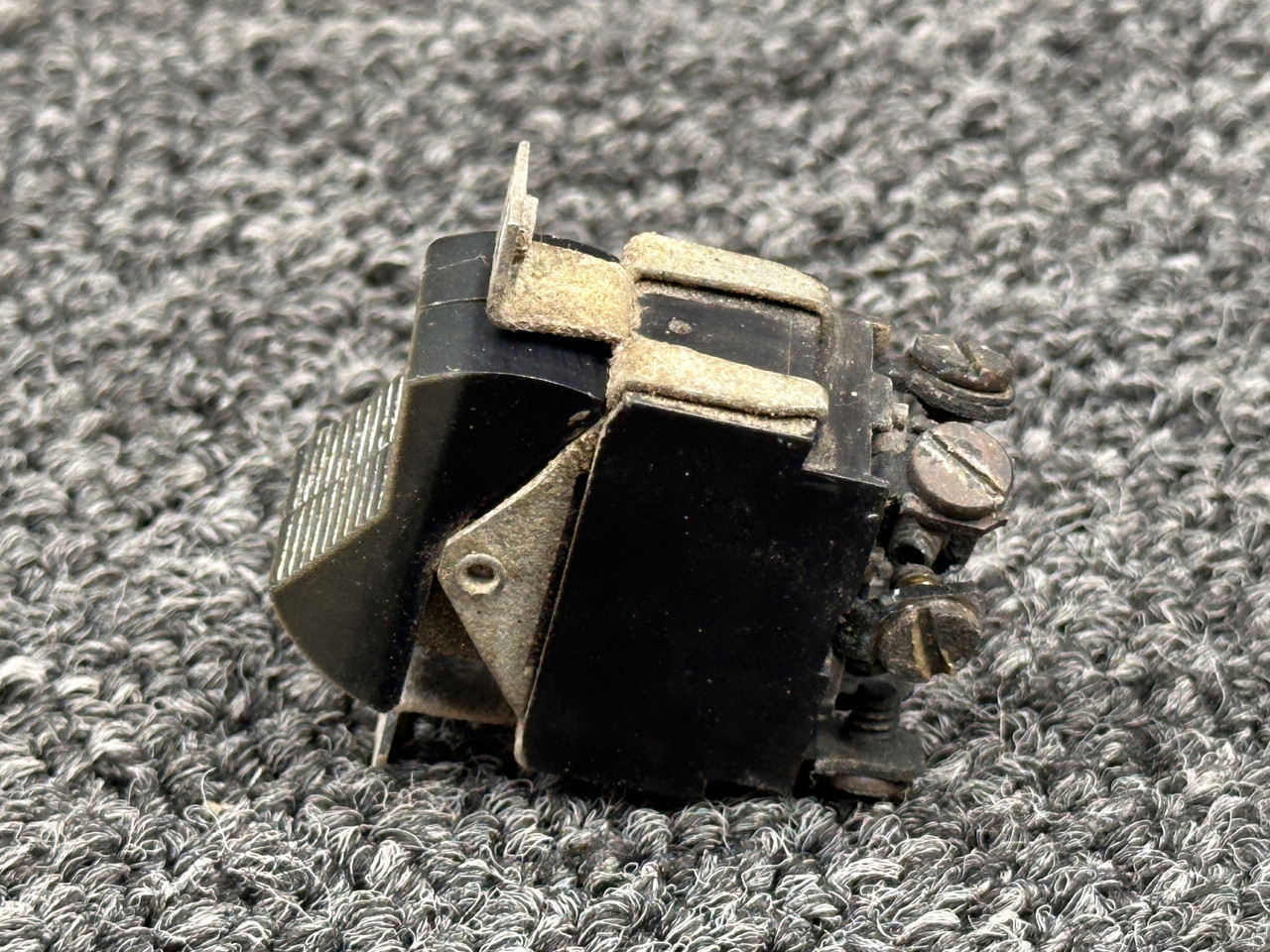 Split Rocker Type Switch S-1160-2-3 Carling Split Rocker Switch Assembly with Corrosion