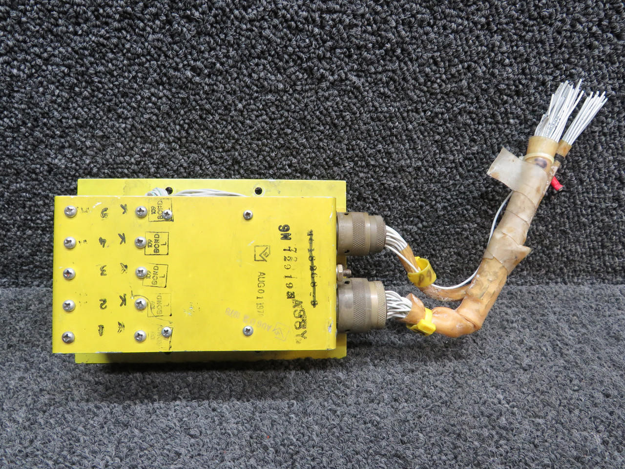 1111ページ 2618268-3 and 2618203-15 Learjet 35A Squat Switch Panel with Bracket