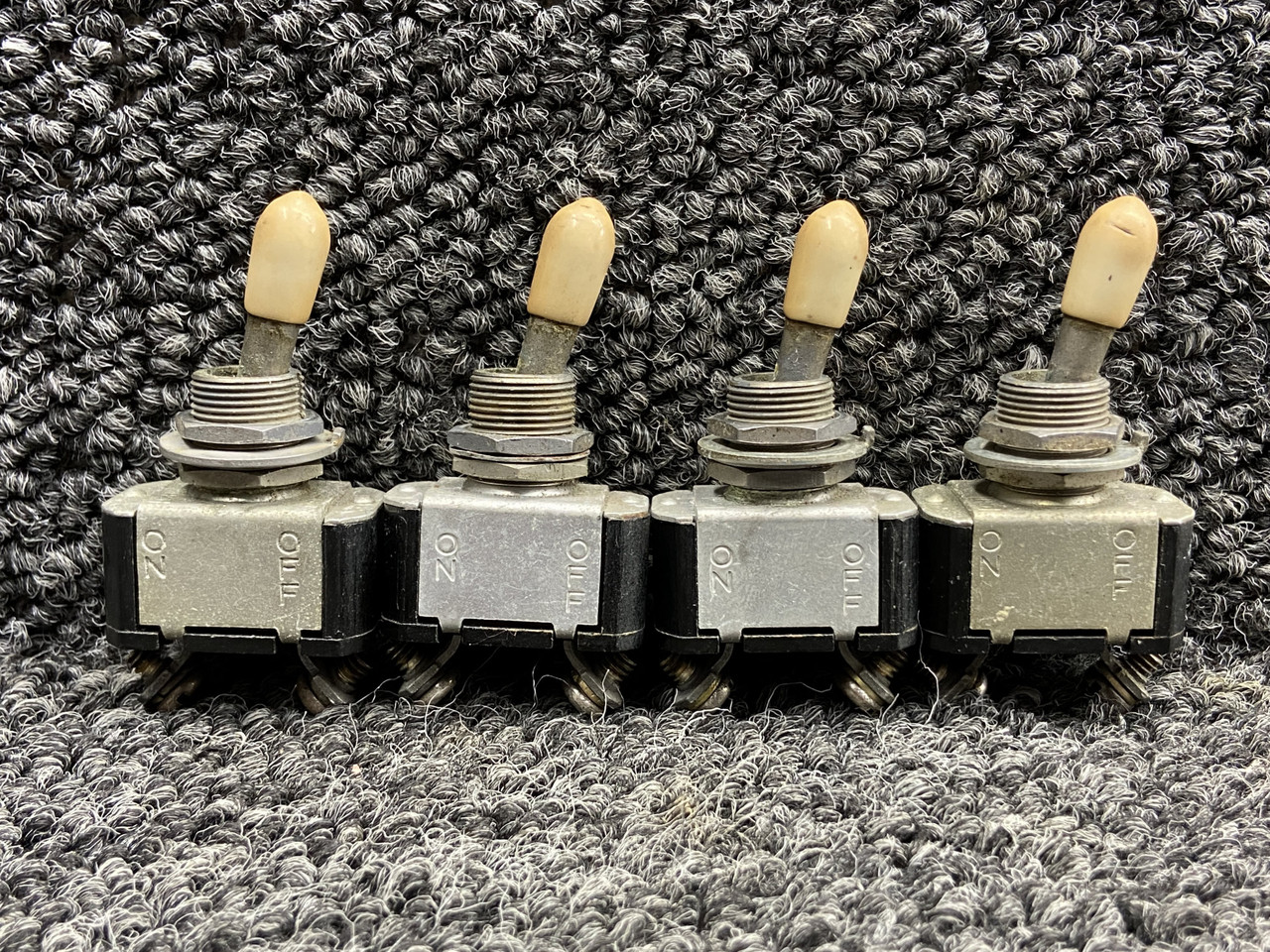 【414】Schneeページ AN3021-2, 8801K22 Cessna 414 Single Pole Toggle Switch (Set of 4)
