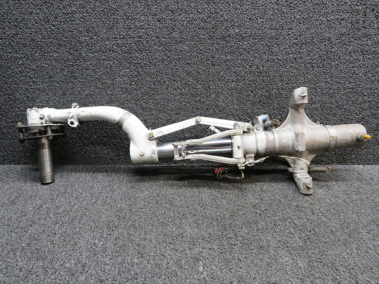 19272-000 Piper PA-23 Aztec Main Landing Gear with Links, Valve