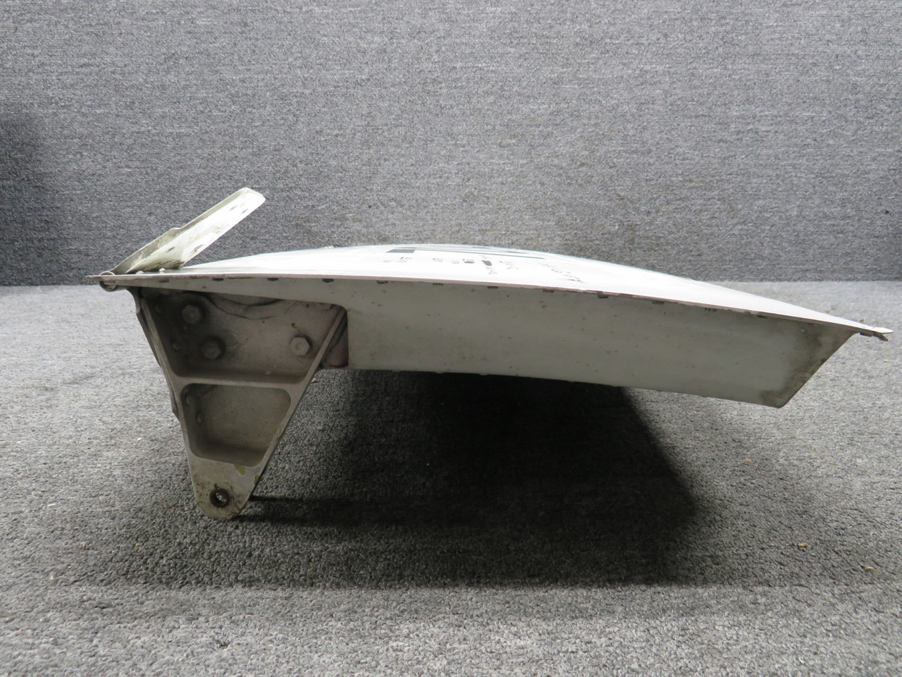 pourtoi79ページ 75280105-009 Dehavilland DHC-7-102 704 Nose Landing Gear Door