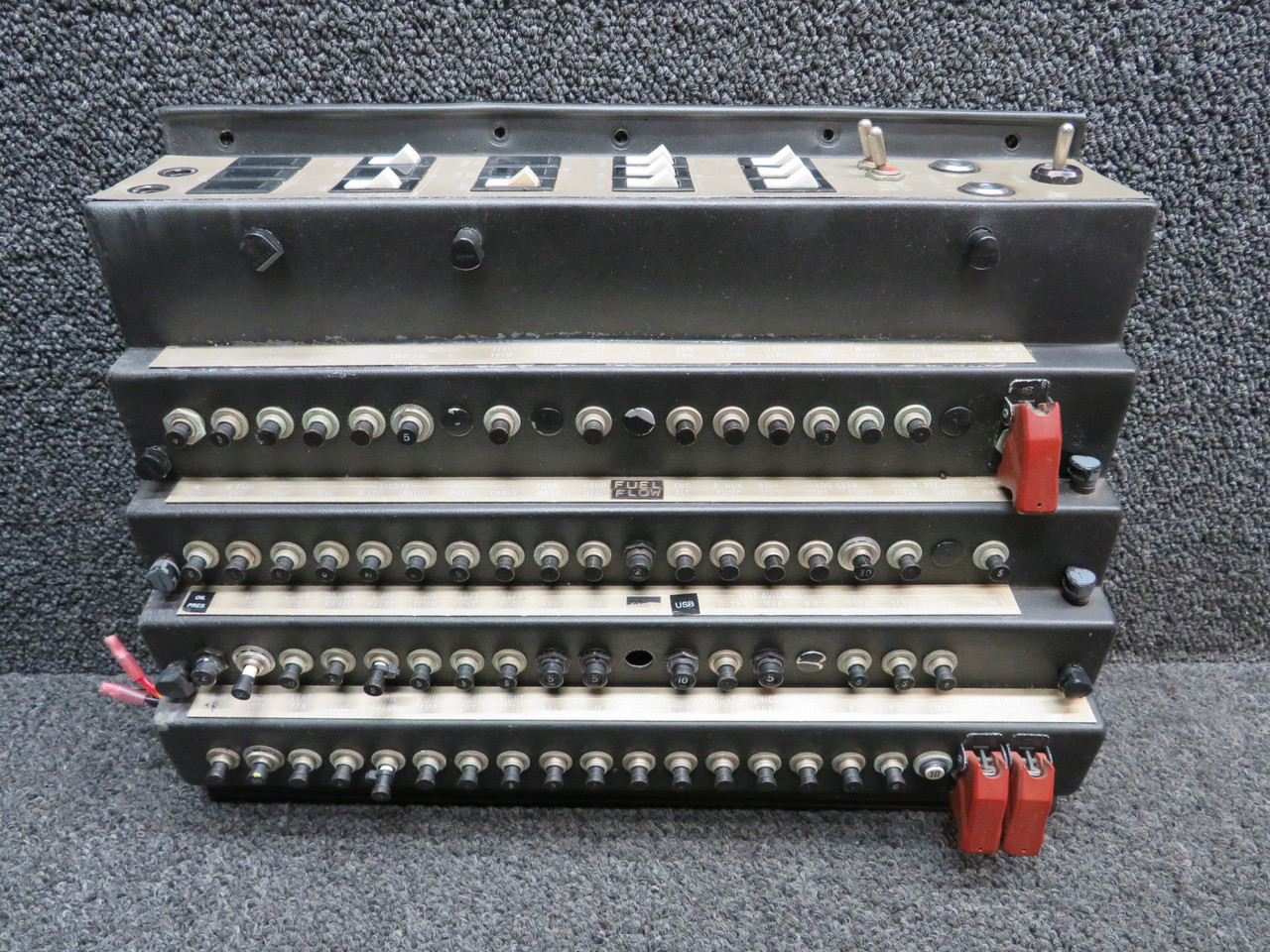 nrcページ 2513538-3 Cessna T303 Circuit Breaker Panel has Switches and Breakers