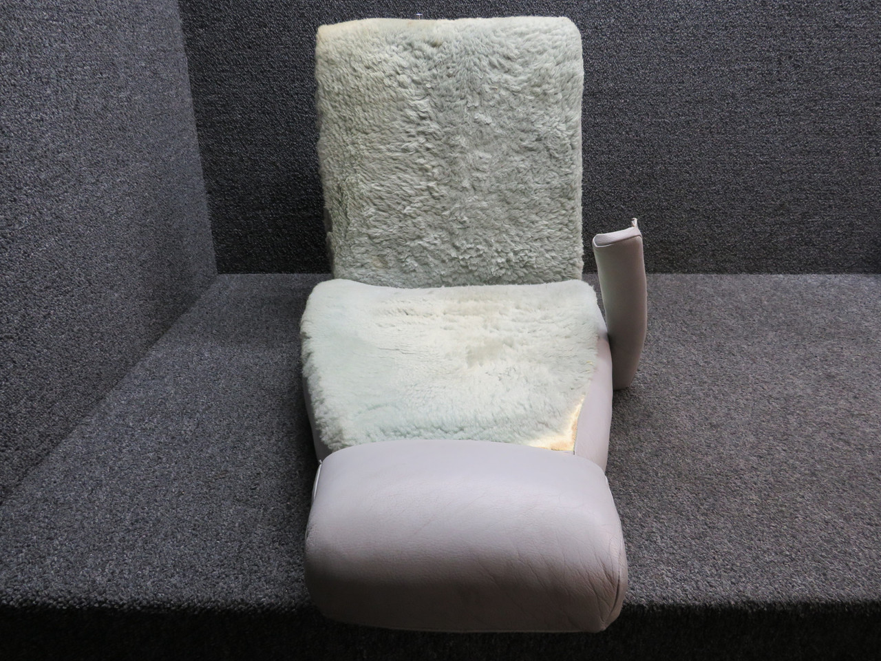 2514073-1, 2514019-1 Cessna T303 Pilot Articulating Recline Seat