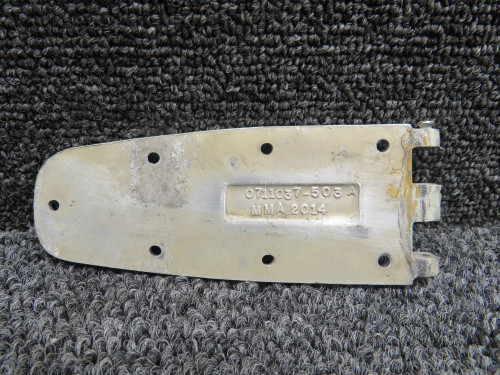 0711037-21 Cessna R182 Cabin Door Lower Hinge Aft LH (Chipped)