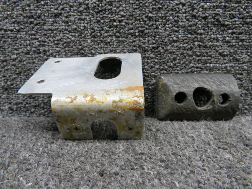 0701028-2, 1213752-1 Cessna T207 Alt Static Air Bracket w Knee Bumper