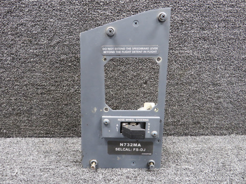 233A2220-1 Boeing 737-800 Clock and Nose Wheel Steering Switch Panel Assembly