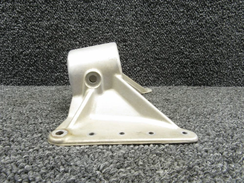 0543013-1 (Cast: 0543013-497) Cessna 172M upper Nose Gear Fitting