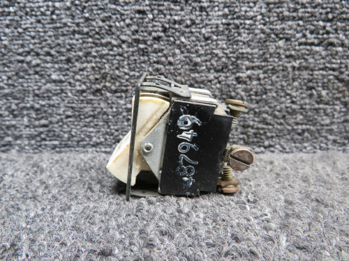 32370-006 (Alt: 487-949) Piper PA23-250 Illuminated Taxi Light Switch (14V)