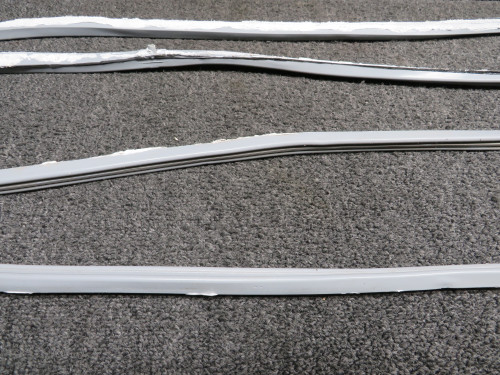 LA52113600-2 (Use: 2811101-18) Cessna LC41-550FG Pneumatic Door Seal RH