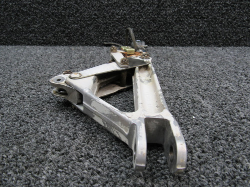 67025-006, 67797-005 Piper PA28R-200 Truss Assembly Main Gear RH w Link