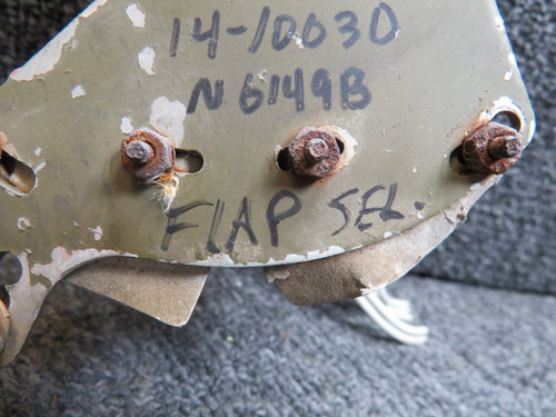 Cessna T210M Flap Selector Assembly (Missing Screw)