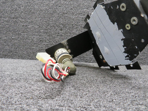 Hoskins 30-0005 Hoskins Whelen Strobe Light Assembly w Bracket (Cracked Shell) (Core) 