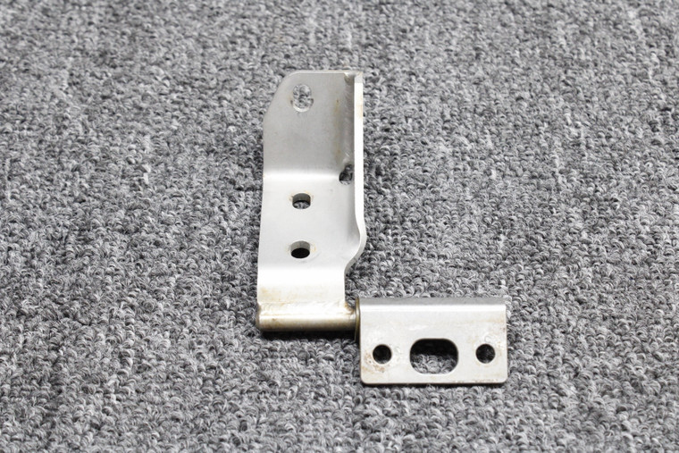 D60-5287-73-00-01 Diamond DA42-NG Main Gear Door Hinge Aft LH (Pitting)