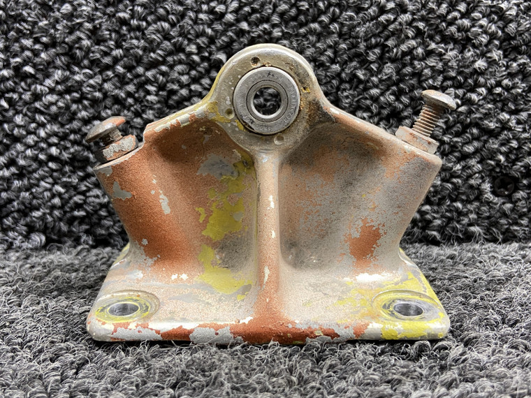 40249-000 (Casting: 40248) Piper PA31 Center Aft Elevator Hinge Assembly