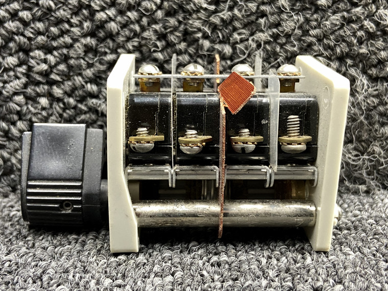 1RM4-94 (Alt: 588-232) Piper PA60-602P Aerostar Fuel Selector Switch