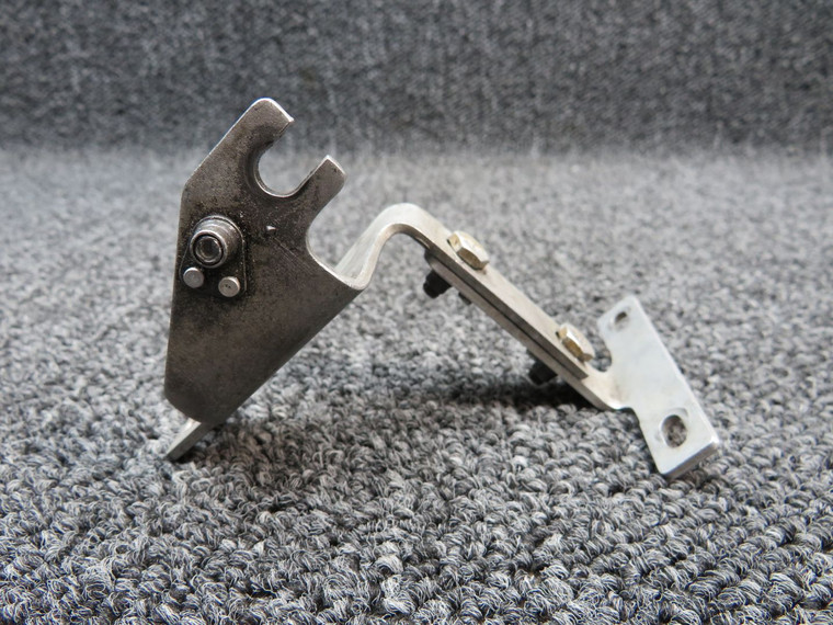 2213086-1 / 1250025-1 Cessna Cowl Flap Bracket RH W/ Retainer