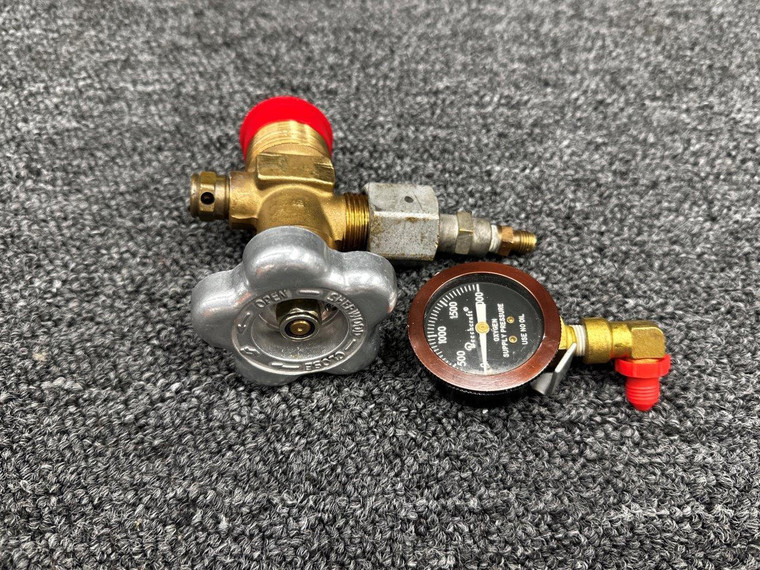 Beechcraft 95-C55 Oxygen Regulator Valve with Gauge