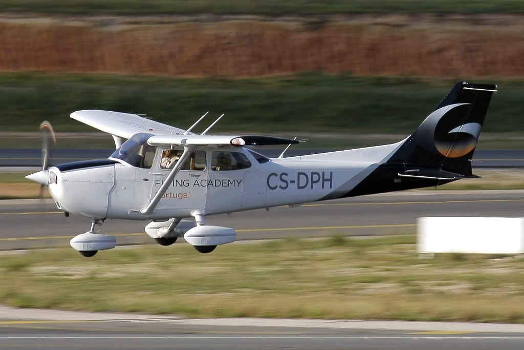 Cessna 172 Skyhawk on approach for landing