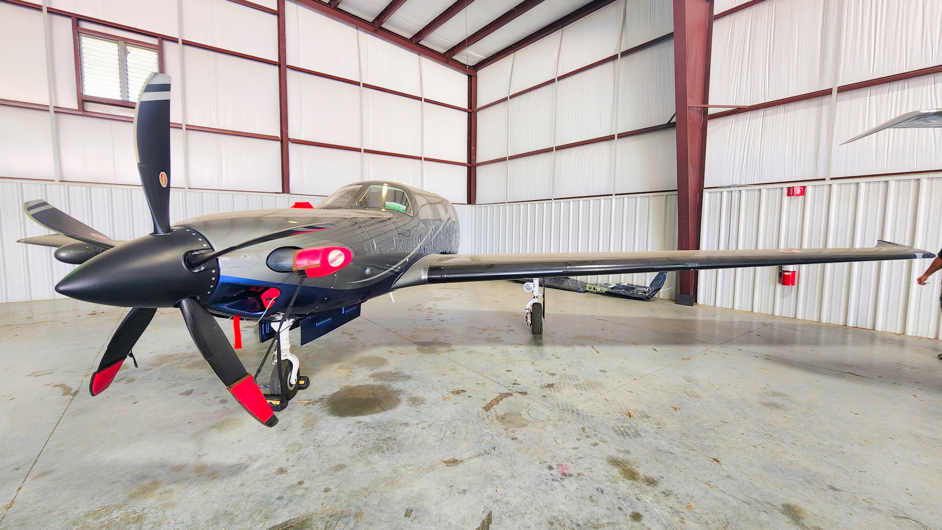 Piper M600 5-blade propeller and front view